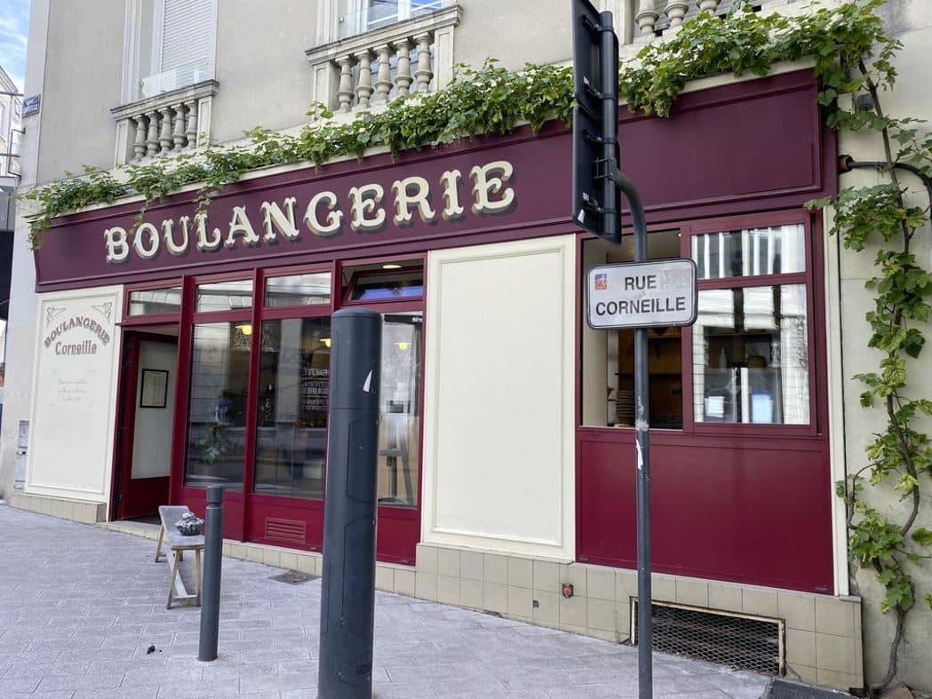 La devanture bordeaux de la Boulangerie Corneille, au 14 rue Corneille à Angers, son lettrage crème et la vigne vierge qui court au-dessus.