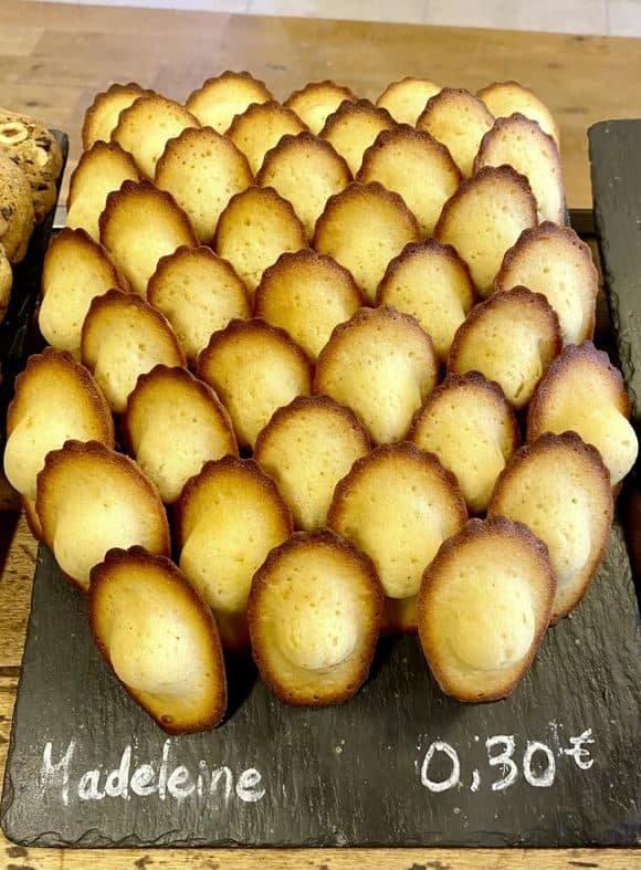 Madeleines rangées en vitrine, la bosse dorée.